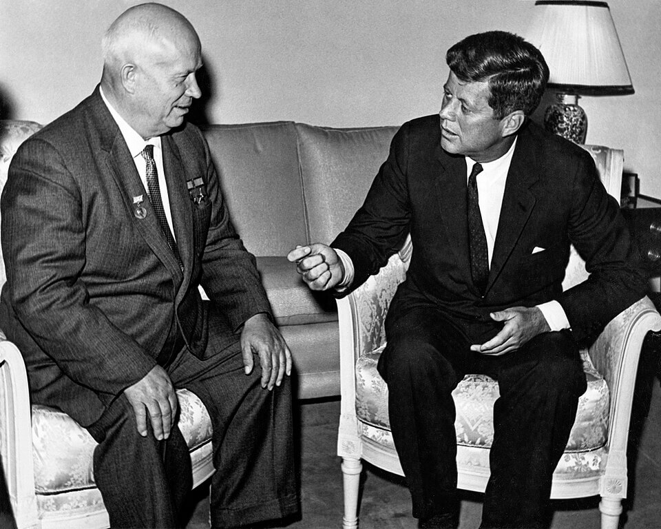 Los presidentes John F. Kennedy y Nikita Jruschov durante la Cumbre de Viena, en junio de 1961.
