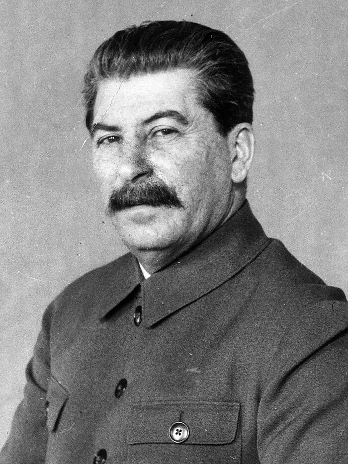 Josef Stalin convirtió la paranoia en sistema de gobierno: sus purgas y complots internos eliminaron a miles de opositores reales o imaginarios, incluido su antiguo aliado León Trotski, asesinado con un piolet en 1940 por orden suya.