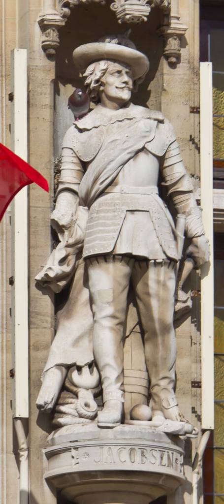 Detalle del ayuntamiento de Dunkerque con la estatua de Michel Jacobsen, célebre corsario flamenco al servicio de la Monarquía Hispánica. Fuente: Wikimedia Commons / Raimond Spekking.