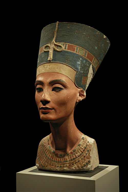 Nefertiti, gran esposa real de Akenatón, compartió con el faraón la audaz reforma que sustituyó el antiguo panteón egipcio por el culto único al dios solar Atón.