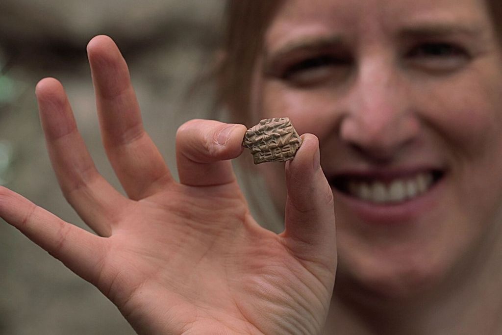 La arqueóloga Ayala Zilberstein, directora de la excavación, sostiene la inscripción hallada