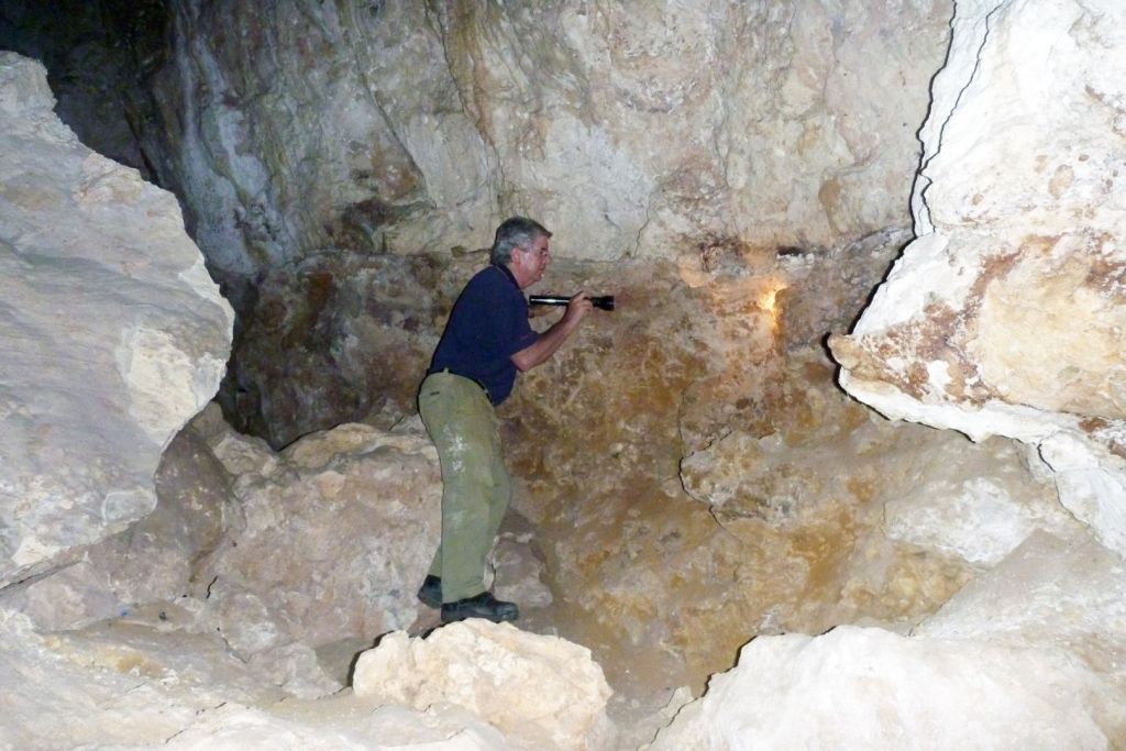Lindsay Hatcher, quien participó en el estudio antes de su fallecimiento, explorando las profundidades de Mammoth Cave