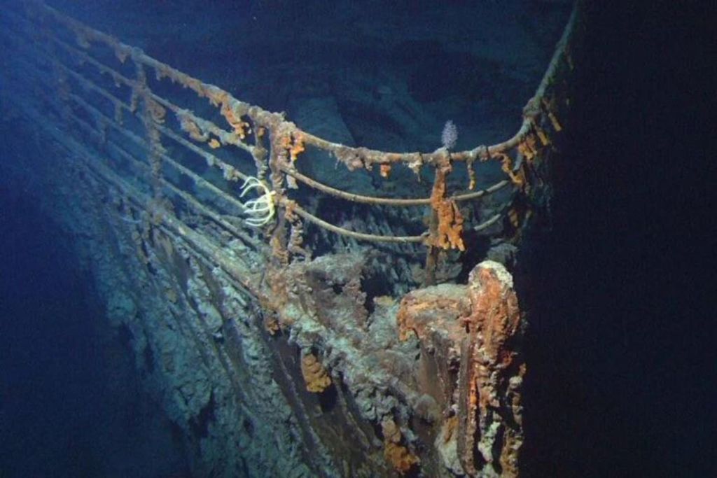 Una amplia sección de la emblemática barandilla del Titanic se ha desprendido y ahora reposa sobre el fondo marino