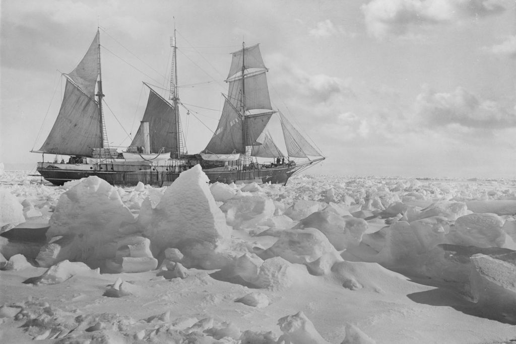 El barco de Shackleton convertido en una prisión helada, rodeado por un mar de hielo interminable en 1915