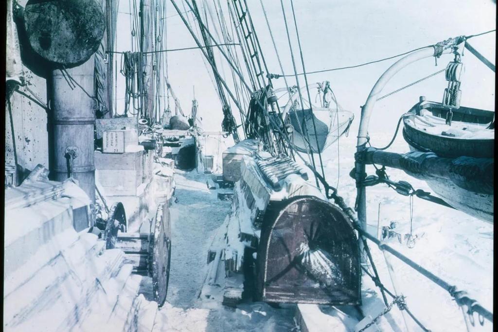 La cubierta del Endurance tras quedar atrapado en los hielos del mar de Weddell