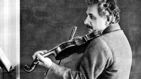 Albert Einstein tocando el violín en 1927