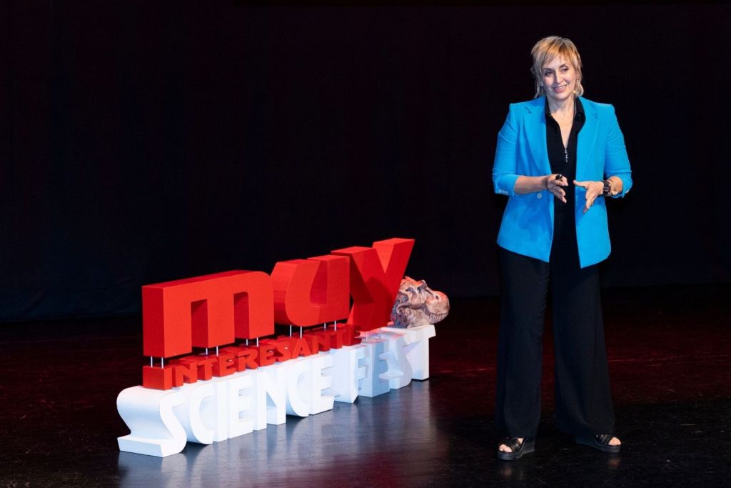 La astrofísica Eva Villaver cierra el evento recordando que el universo no solo nos contiene: nos construye