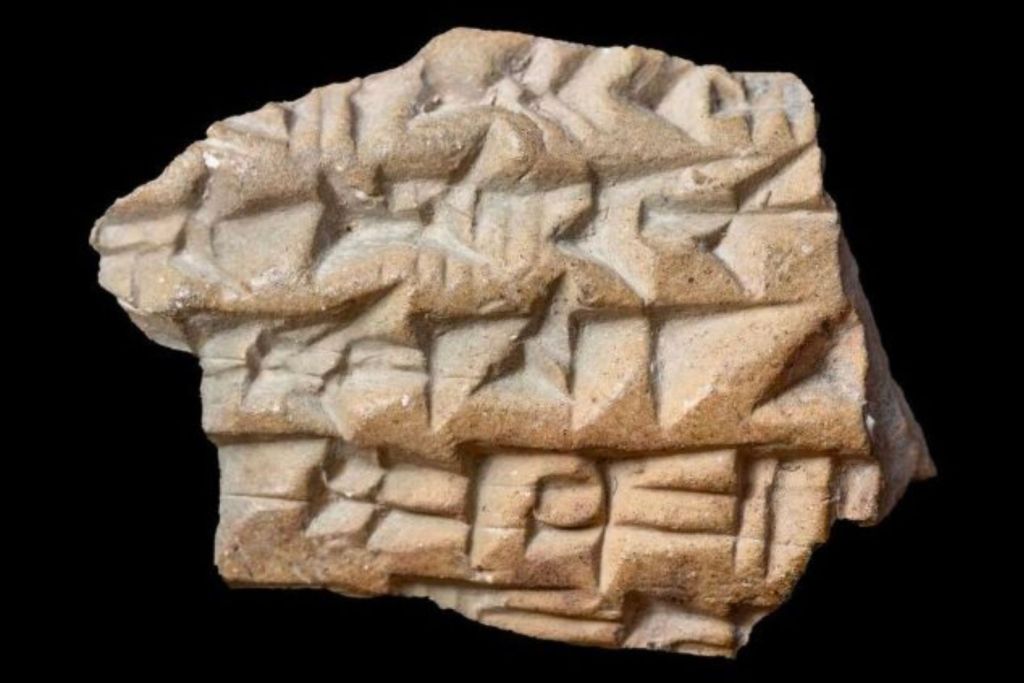 Un fragmento de cerámica con escritura cuneiforme, datado en unos 2.700 años de antigüedad, fue descubierto durante excavaciones realizadas cerca del Monte del Templo en Jerusalén