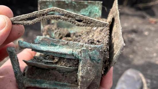 Una caja-templo de bronce hallada en Rumanía revela cómo era la vida junto a una de las legiones más antiguas de Roma