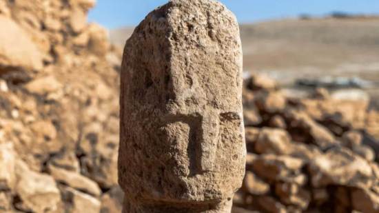 Hace 11.000 años, un rostro humano fue esculpido en un antiguo pilar de piedra hallado en Turquía