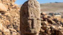Hace 11.000 años, un rostro humano fue esculpido en un antiguo pilar de piedra hallado en Turquía