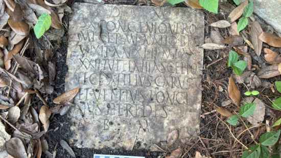 La piedra está consagrada a la memoria del soldado Sextus Congenius Verus