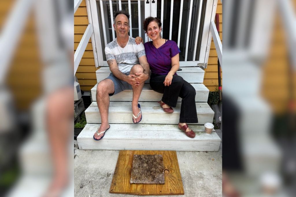Santoro y Lorenz aparecen en los escalones traseros de su casa junto a la piedra funeraria