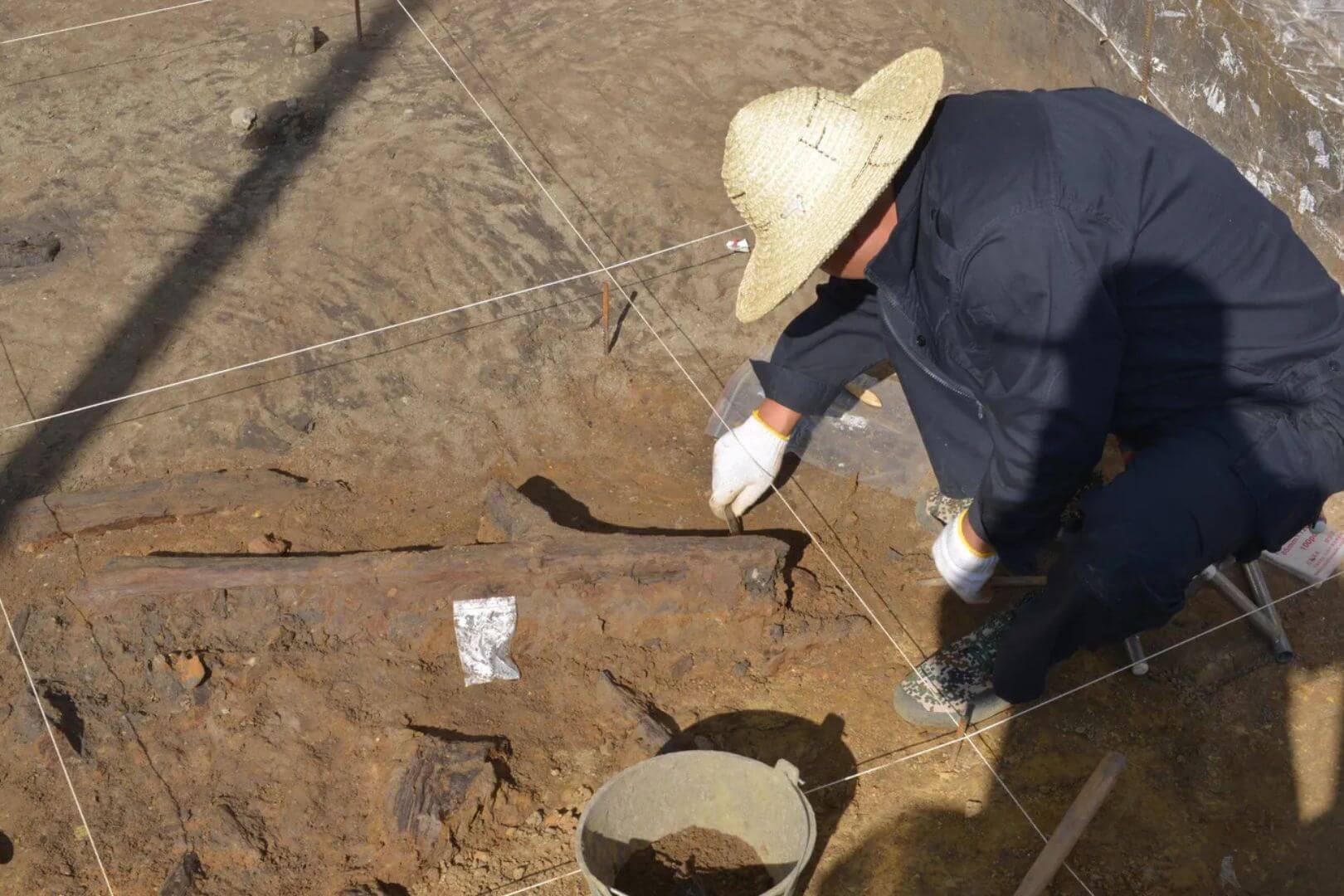 Una herramienta de madera encontrada durante las excavaciones en el yacimiento arqueológico de China