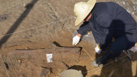 Una herramienta de madera encontrada durante las excavaciones en el yacimiento arqueológico de China