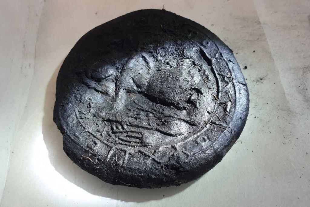 Según los investigadores, la imagen apenas visible sobre el pan mostraría a Jesús en su papel de sembrador, una metáfora de la fe que germina a través del esfuerzo humano