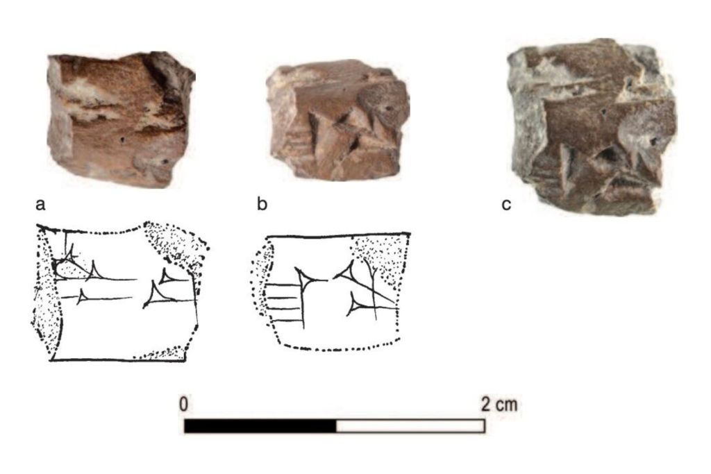 La tablilla conocida como Jerusalén 2, un fragmento de escritura cuneiforme cananea datado hacia el siglo XIII a. C., fue hallada durante las excavaciones dirigidas por Mazar en el Ofel en 2013