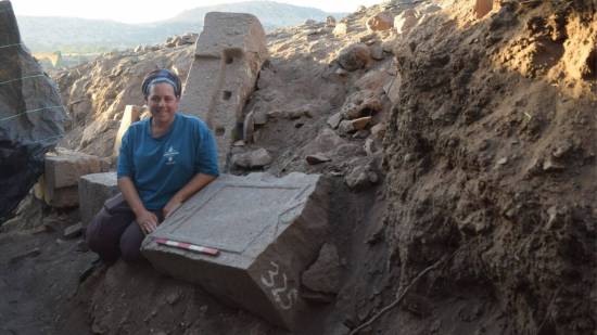 Abbie Rosenbaum Braha, supervisora de área en las excavaciones arqueológicas de la Reserva Natural de Yehudiya, en los Altos del Golán, posa junto a una antigua tabula ansata