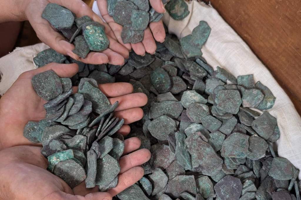 En el verano de 2025, un equipo de buzos logró recuperar 1.051 monedas de plata conocidas como Reales, cinco monedas de oro denominadas Escudos y diversos objetos de oro adicionales