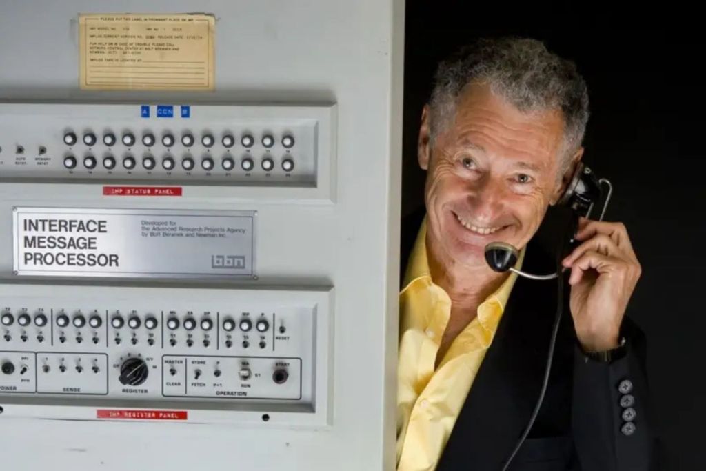 El profesor de informática Leonard Kleinrock aparece junto al primer procesador de mensajes de interfaz, un dispositivo pionero que con el tiempo daría lugar a los enrutadores modernos que hacen posible internet