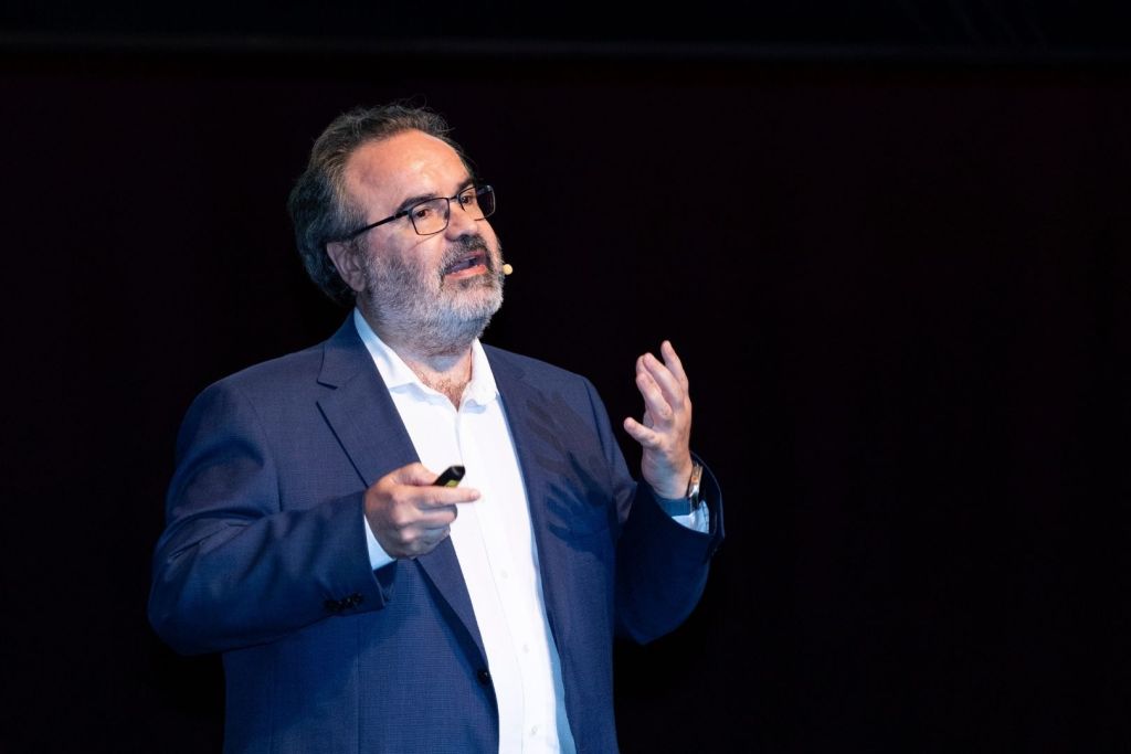 Lluis Montoliu explica cómo todos los seres vivos compartimos los mismos genes, pero los usamos de manera distinta