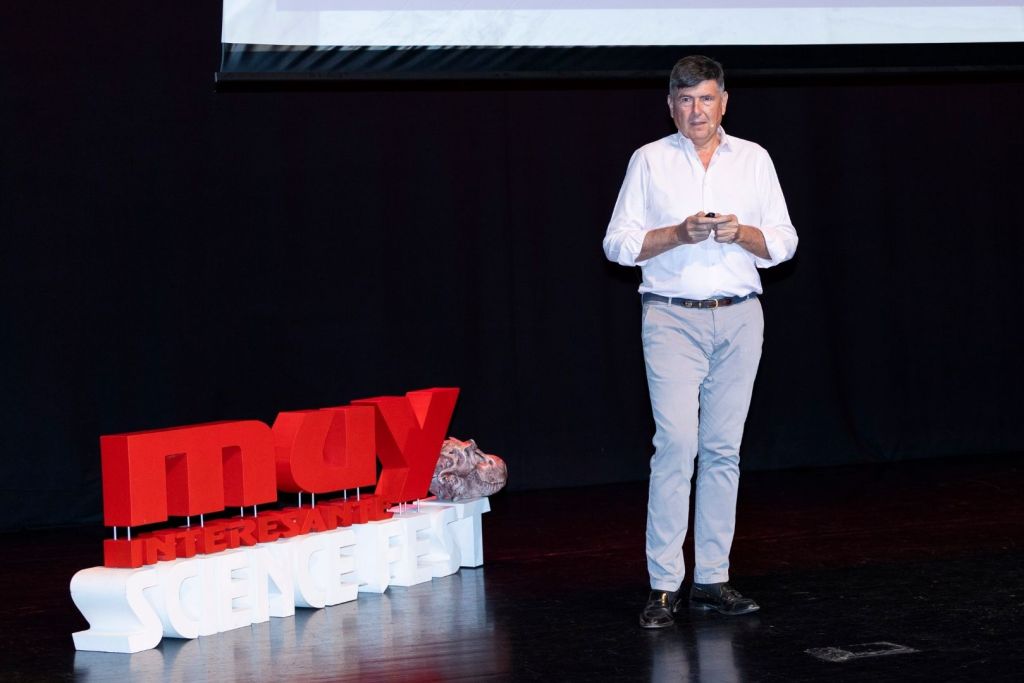 Manuel Pimentel durante su ponencia sobre la Atlántida, un mito que podría tener raíces más cercanas de lo que imaginamos