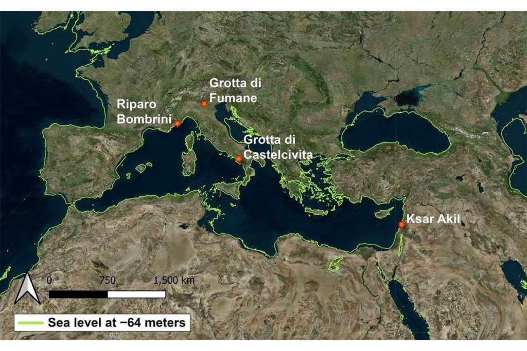Mapa del Mediterráneo que muestra la ubicación geográfica de los yacimientos analizados y el nivel del mar reconstruido tal como se encontraba hace unos 42.000 años