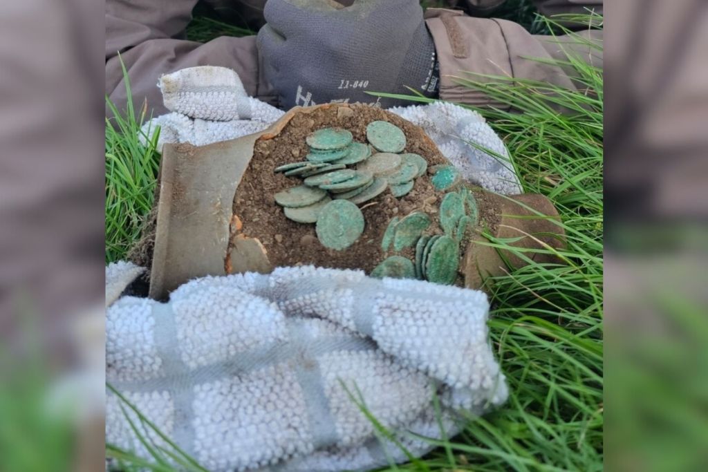 Una de las vasijas con las monedas, tal y como fue encontrada