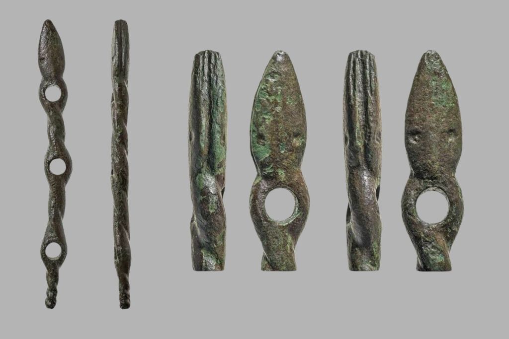 Frenillo de bronce con forma de dos serpientes entrelazadas