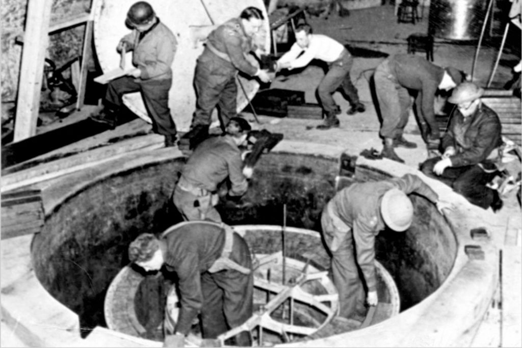 Miembros británicos y estadounidenses de la Misión Alsos desmantelan en Haigerloch el reactor nuclear experimental construido por científicos alemanes como parte del programa atómico del Tercer Reich