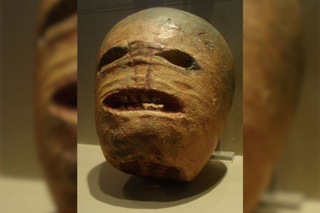 Representación tradicional irlandesa de una linterna tallada en nabo, conservada en el Museum of Country Life, en Turlough, Irlanda