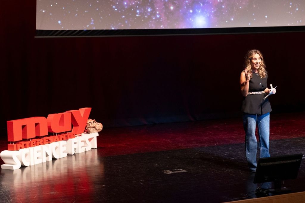 Romina Zace, periodista y presentadora del Muy Science Fest, dio la bienvenida al público con una invitación a dejarse asombrar por la ciencia