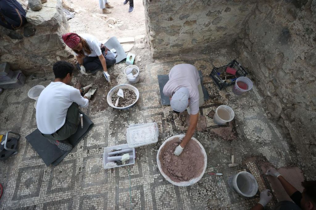 Un equipo de arqueólogos trabaja en la conservación de los mosaicos de una iglesia bizantina en la antigua ciudad de Olympos, en Antalya