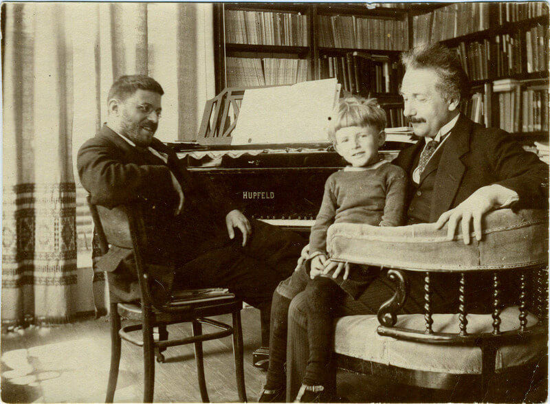 Albert Einstein en la casa del físico austriaco Paul Ehrenfest, en junio de 1920. En su regazo
está Paul Ehrenfest Jr. que también llegaría a ser físico.