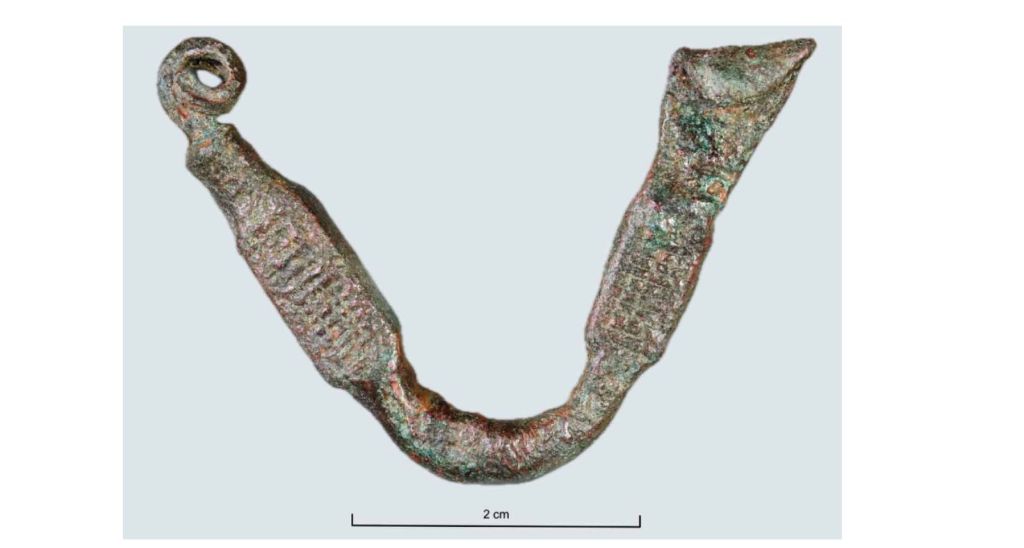 Fíbula de bronce, Assur