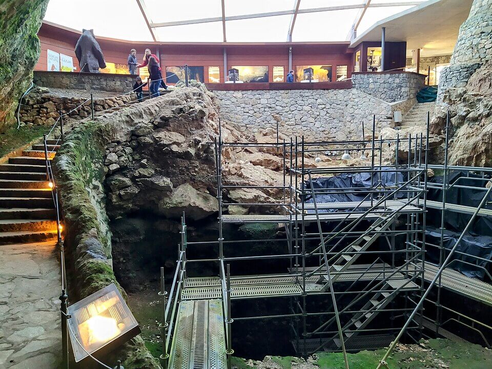 entrada a la cueva de El Castillo