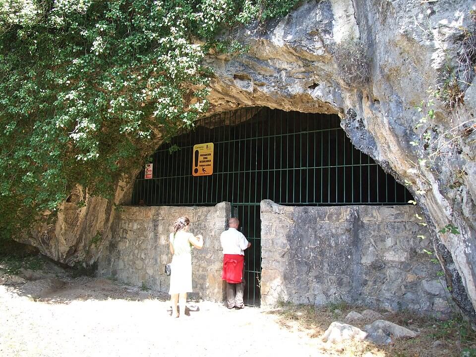 Entrada a la Cueva de Hornos de la Peña,