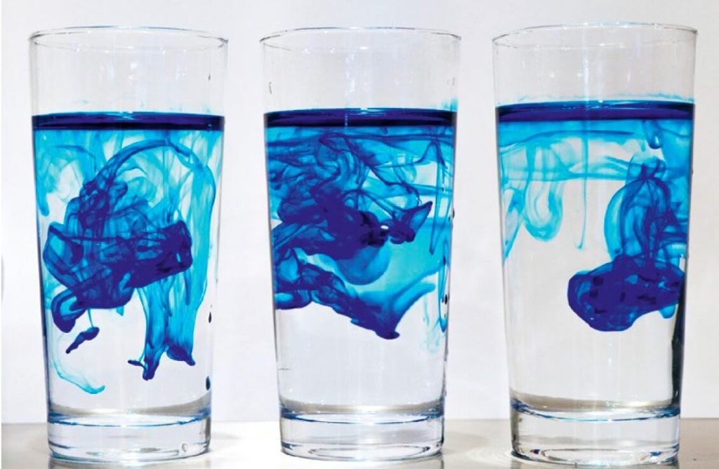 Cuando vertemos un poco de tinta en un vaso de agua, cada gotita es golpeada una y
otra vez
por las moléculas de agua y la tinta «olvida» cómo estaba distribuida al principio.