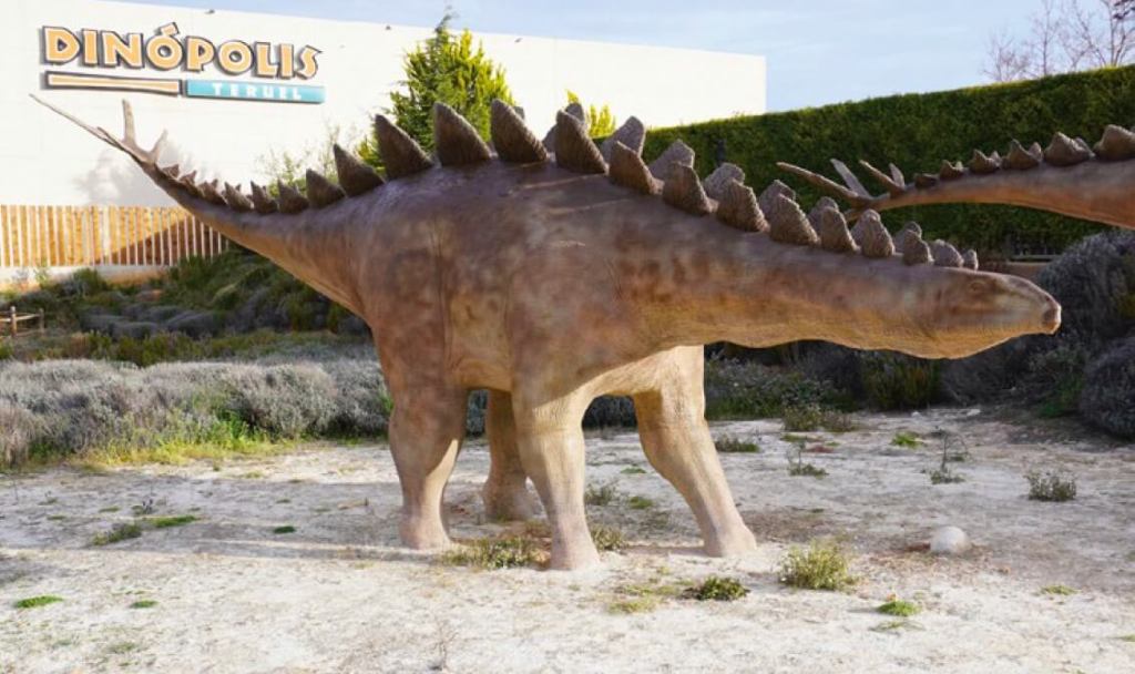 Algunos dinosaurios ornitisquios: reconstrucción escultórica de Dacentrurus