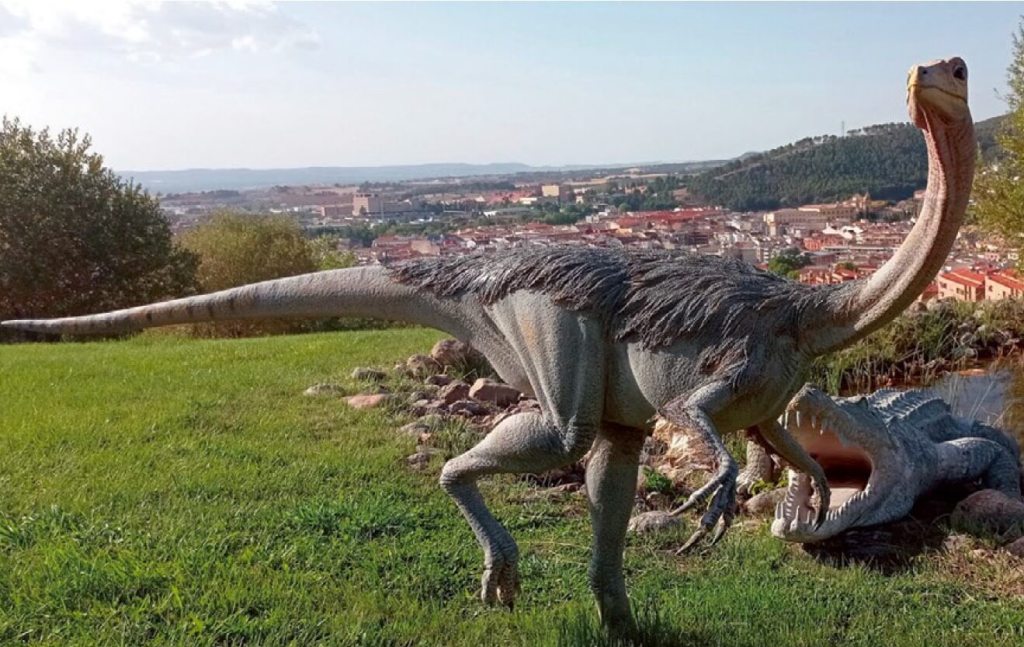 Sobre estas líneas, reconstrucción escultórica de Pelecanimimus polyodon, el primer dinosaurio «imitador de aves» (ornitomímido) del Cretácico Inferior europeo encontrado en Las Hoyas (Cuenca), acechado por un crocodiliforme hallado en el mismo yacimiento. Museo Paleontológico de Castilla-La Mancha MUPA (Cuenca, España).