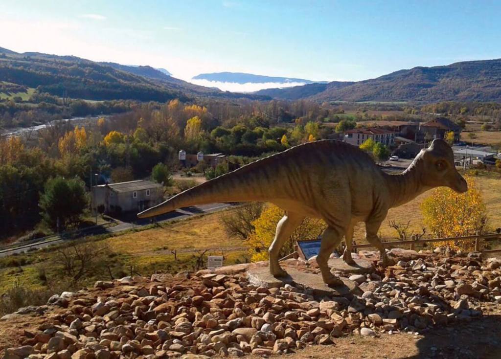 Reconstrucción escultórica del hadrosaurio Arenysaurus en el yacimiento de icnitas Areny 1, del Cretácico Superior de Arén, localizado en Huesca (Aragón).
