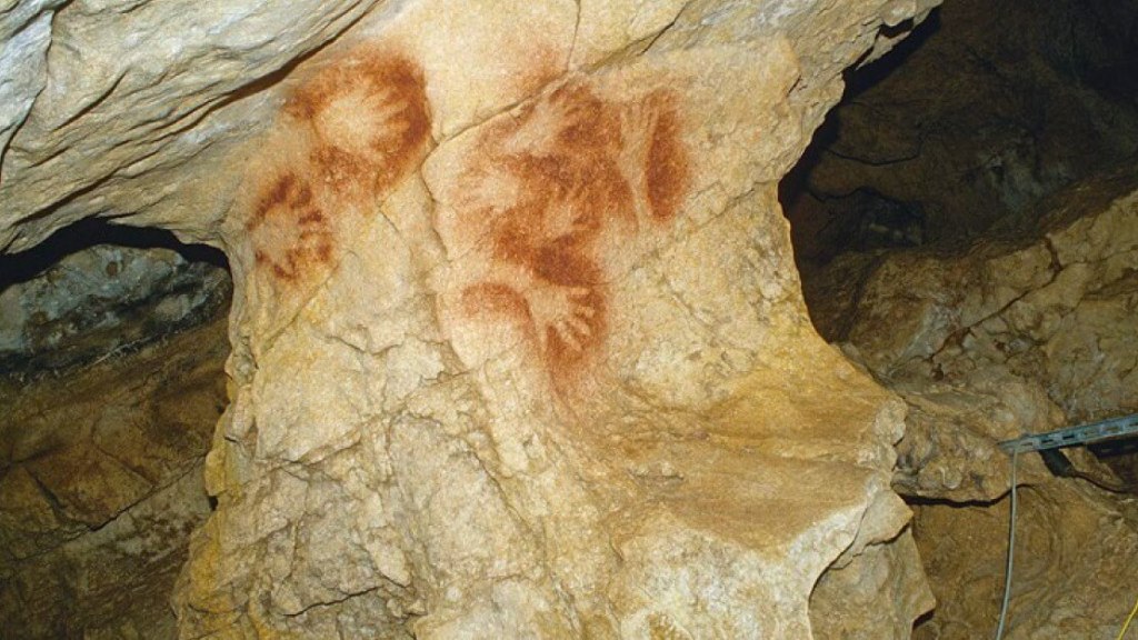 manos pintadas de la cueva de Fuente del Salín en Muñorrodero (Cantabria). Están hechas con la técnica del estarcido o soplado: se introdujo colorante líquido en una caña o hueso hueco y se insufló sobre la pared, contorneando una mano.