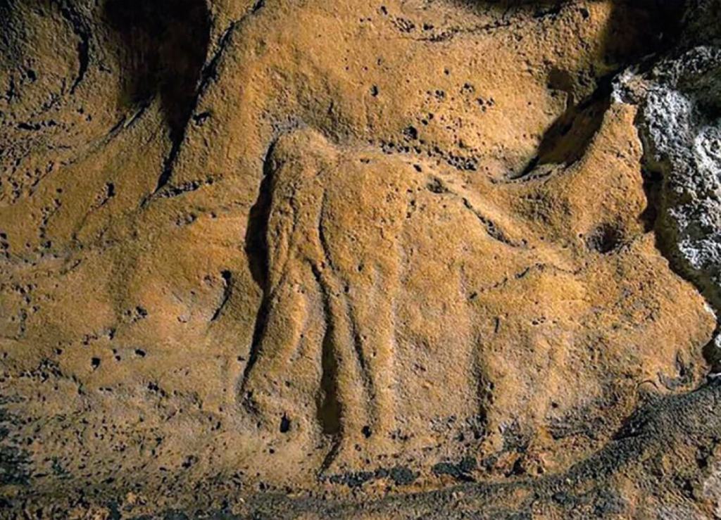 Bajorrelieve de Saint Front, en Dordoña ( Francia). Los bajorrelieves son en realidad una ampliación del grabado, que acaba destacando el objeto por separación del fondo soporte.