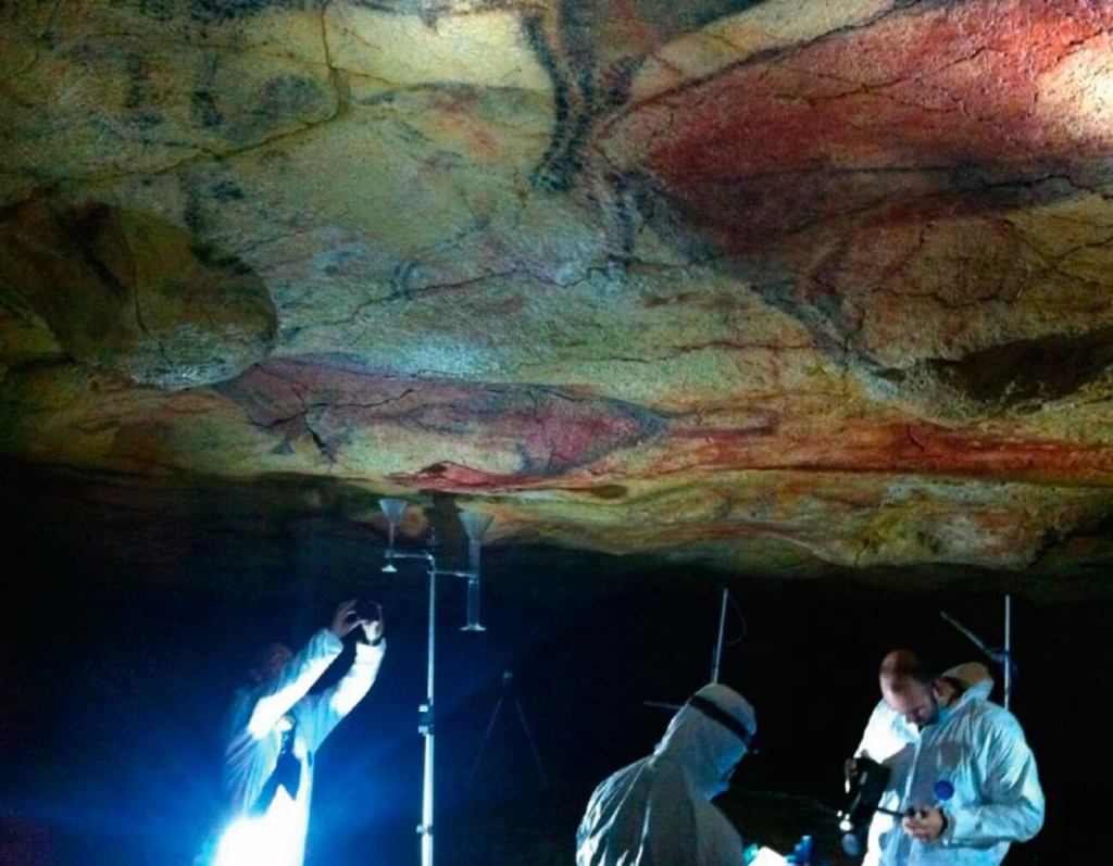 Fotografía de los trabajos de investigación y restauración de las pinturas en el interior de Altamira.