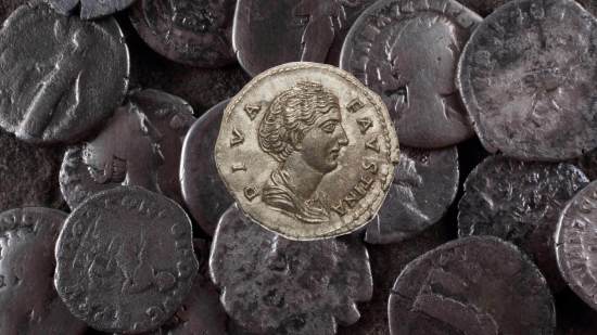 «Roma no paga traidores», una frase inmortal que encierra siglos de conspiraciones y traiciones políticas.