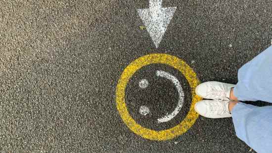 La ciencia confirma que la felicidad alarga la vida, pero solo cuando se alcanza este nivel mínimo de bienestar