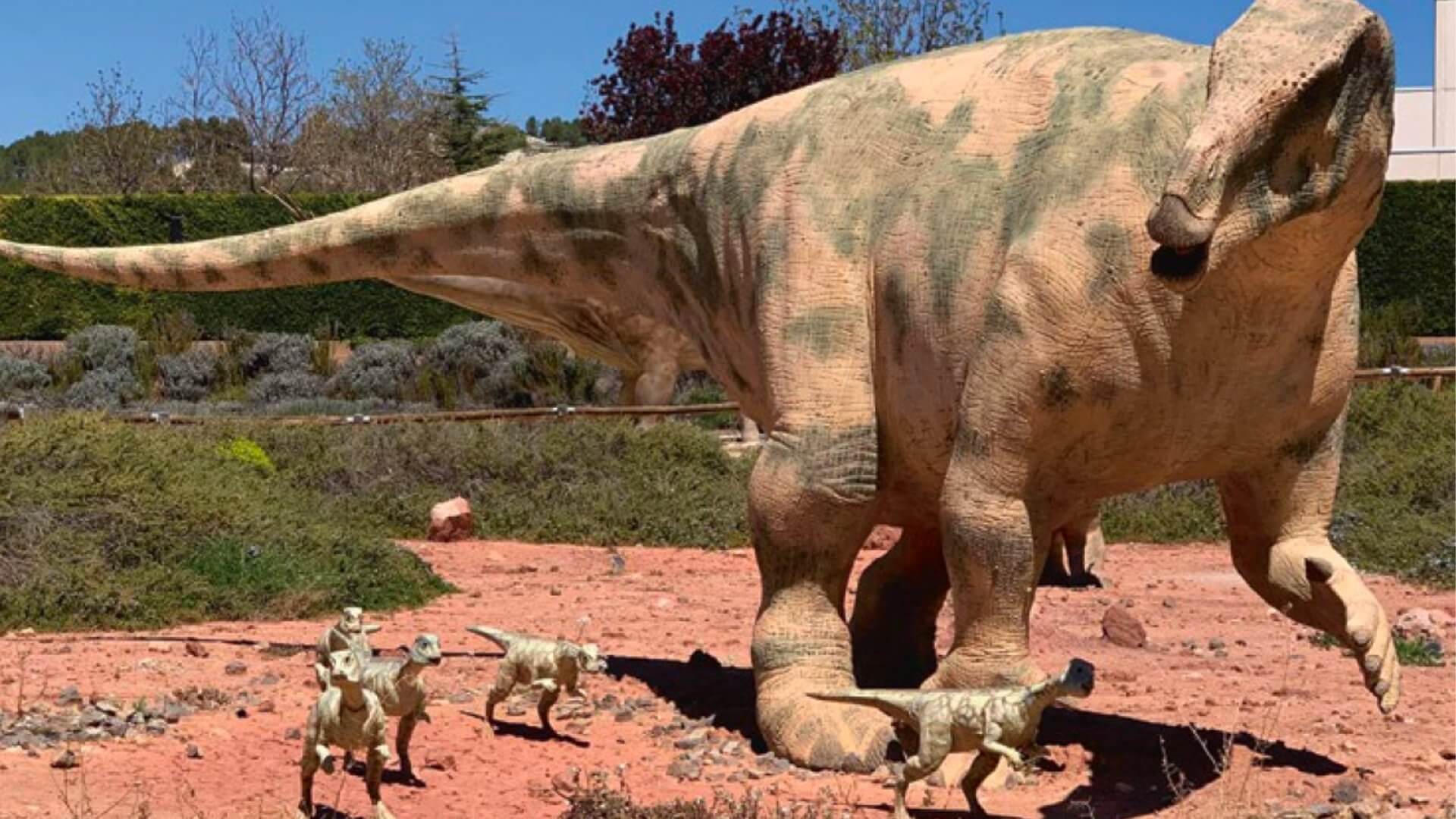 Reconstrucción escultórica de Tierra Magna en Dinópolis Teruel. En esta ocasión es de un Iguanodon galvensis adulto junto a sus crías. Fuente: Andrea Guarido Ramo.
