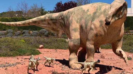 Reconstrucción escultórica de Tierra Magna en Dinópolis Teruel. En esta ocasión es de un Iguanodon galvensis adulto junto a sus crías. Fuente: Andrea Guarido Ramo.