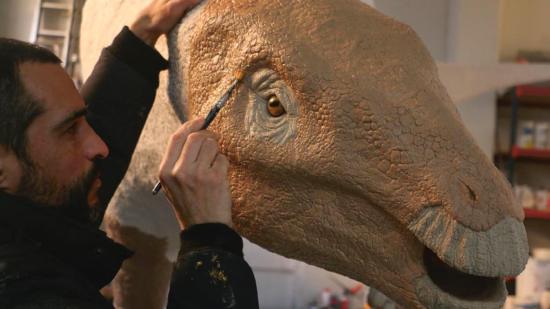 Esta fotografía fue tomada en pleno proceso de reconstrucción escultórica del dinosaurio ornitópodo Oblitosaurus bunnueli. El escultor debe conocer el comportamiento de cada material, su metodología de aplicación y tener la capacidad para transformar lo inerte en orgánico. Su trabajo es un examen constante, en realidad es un proceso de «alquimia» personal e intuitivo. Taller de la Fundación Conjunto Paleontológico de Teruel-Dinópolis.