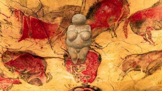 El arte paleolítico transformó paredes y objetos cotidianos en soportes de comunicación simbólica.